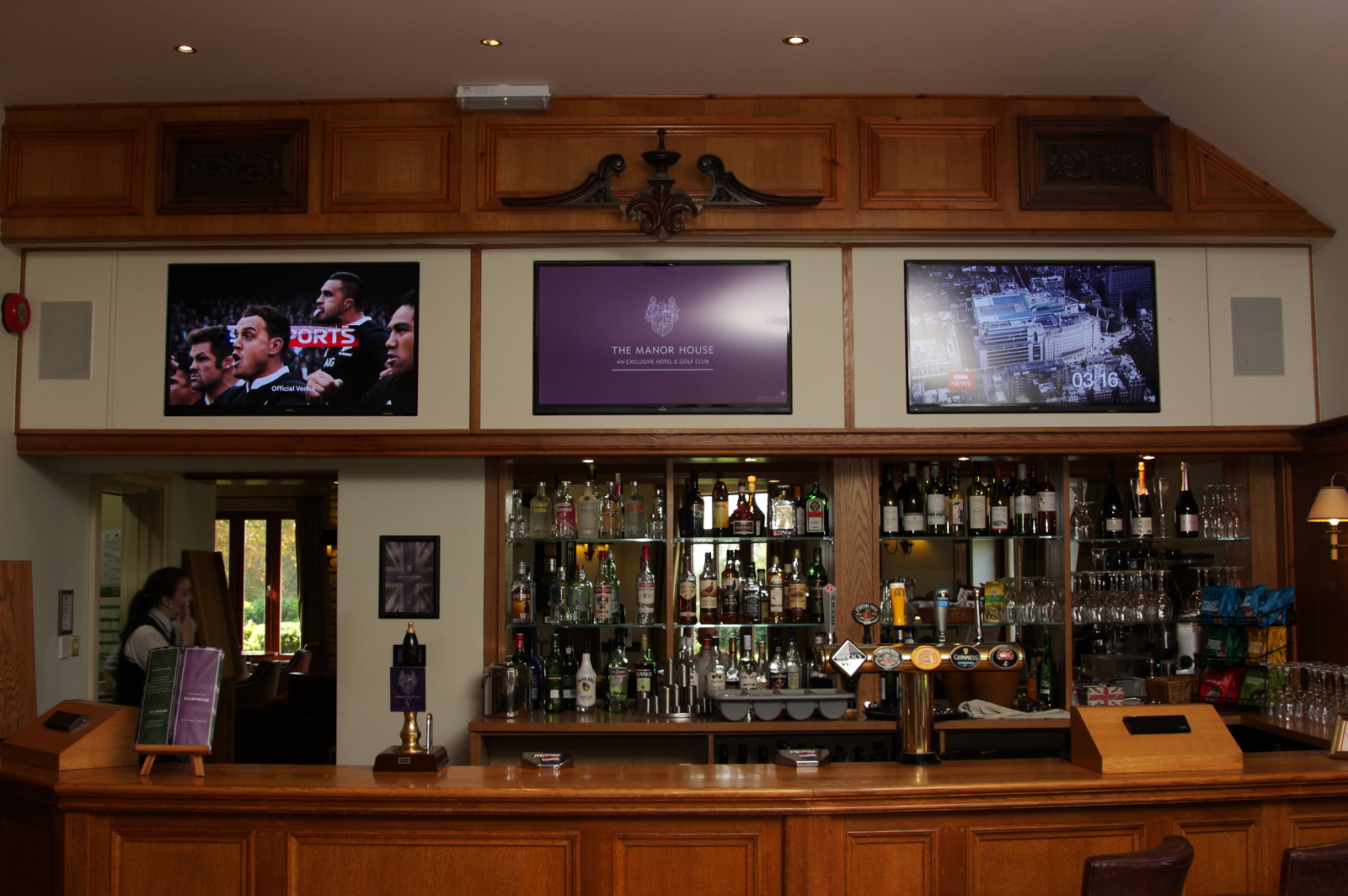 Multi screen solution in a bar